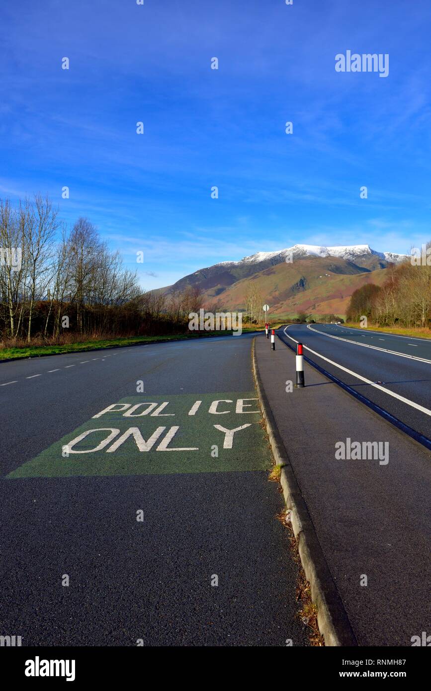 Seule la police de stationnement dans une mise en route sur l'A66 dans le Lake District, Cumbria, England, UK Banque D'Images