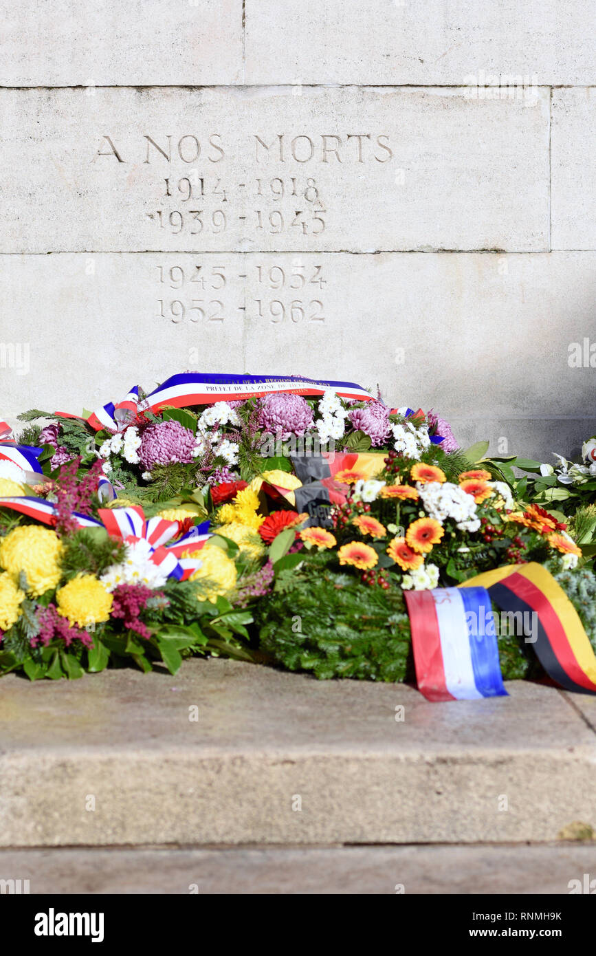 War Memorial dans 'place de la République' square à Strasbourg (nord-est de la France). Inscription 'A nos morts' et les dates des guerres : LA PREMIÈRE GUERRE MONDIALE 1914 - 1918, WW Banque D'Images