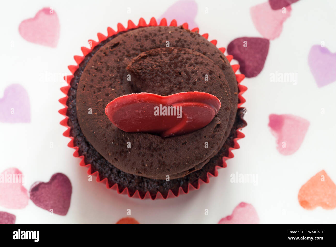 M&S cupcake chocolat coeur fixé sur la plaque avec des coeurs sur - pour la Saint-Valentin Banque D'Images