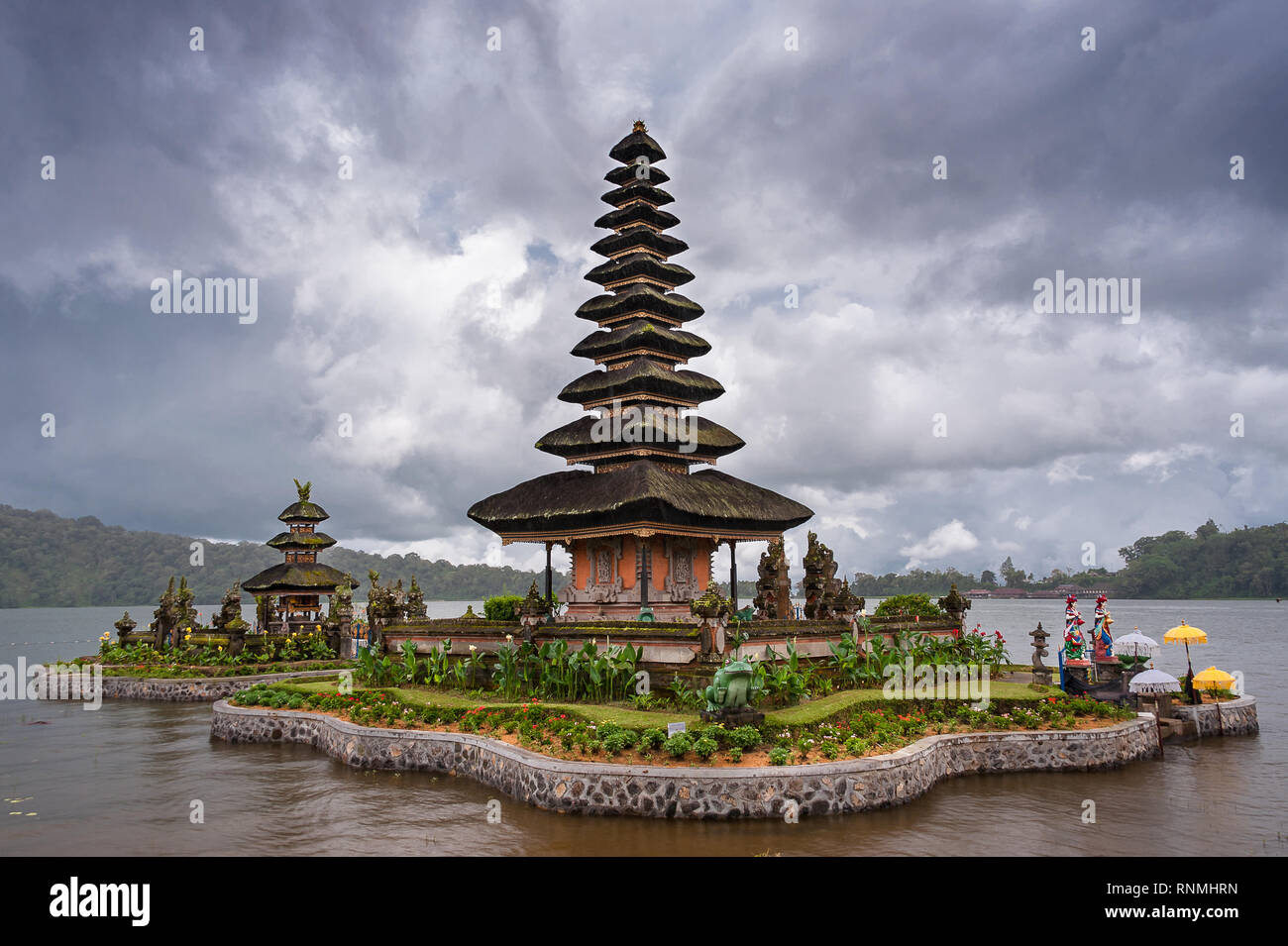 Pura Ulun Danu Beratan ou Pura Bratan, Bali, Indonésie. Balinais ancien temple de l'eau, construit en 1633 sur le lac Bratan, avec fond de ciel orageux. Banque D'Images