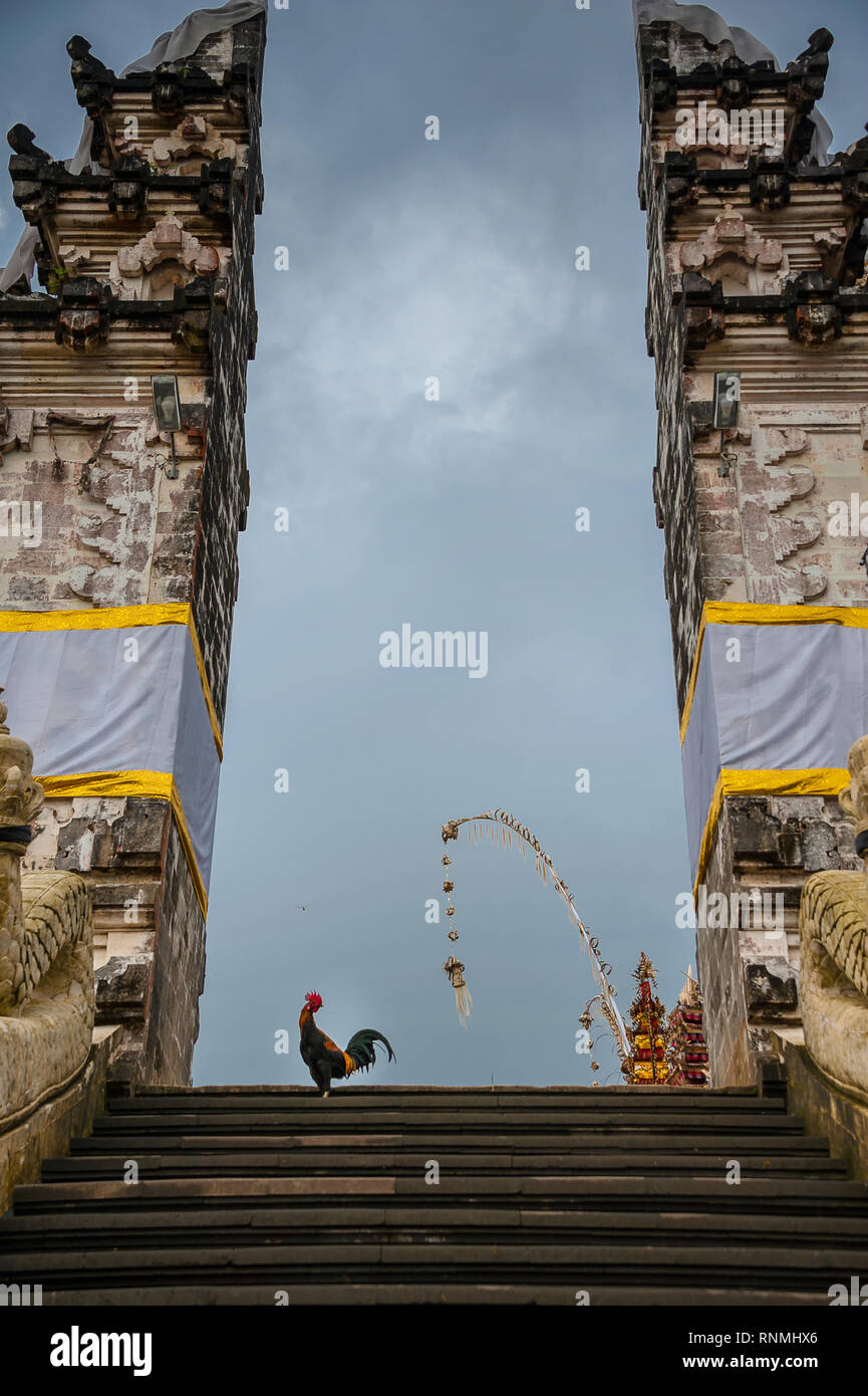 Penetaran Pura Agung Temple de Lempuyang, considéré comme l'un des "six sanctuaires du monde'. Décorations ornent l'entrée de split ou 'candi bentar' Banque D'Images