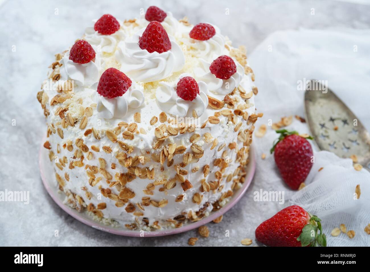 Gateau Foret Blanche Faite Maison Avec Des Fraises Et Granola Topping Selective Focus Photo Stock Alamy