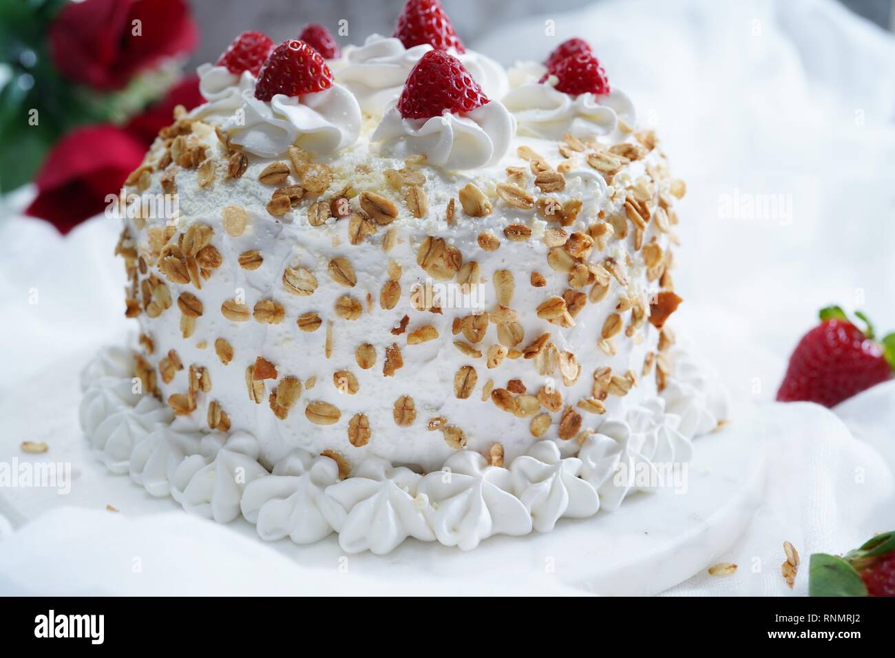 Gateau Foret Blanche Faite Maison Avec Des Fraises Et Granola Topping Selective Focus Photo Stock Alamy