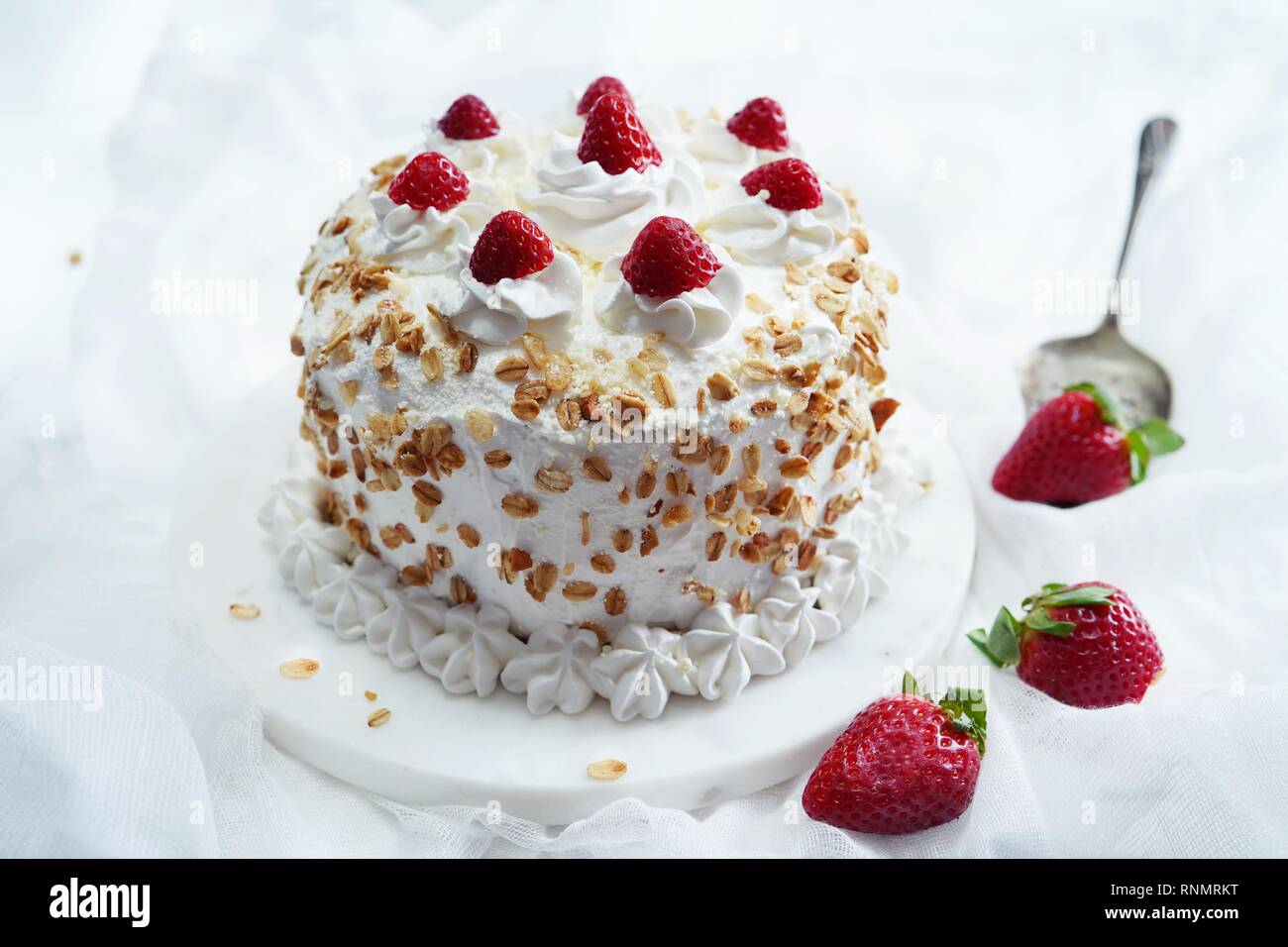 Gateau Foret Blanche Faite Maison Avec Des Fraises Et Granola Topping Selective Focus Photo Stock Alamy Gateau Foret Blanche Faite Maison Avec Des Fraises Et Granola Topping Selective Focus Photo Stock Alamy