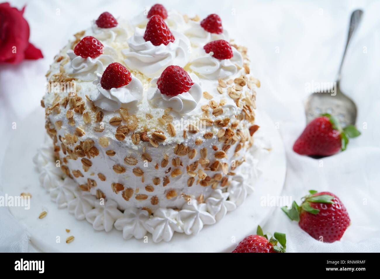 Gateau Foret Blanche Faite Maison Avec Des Fraises Et Granola Topping Selective Focus Photo Stock Alamy