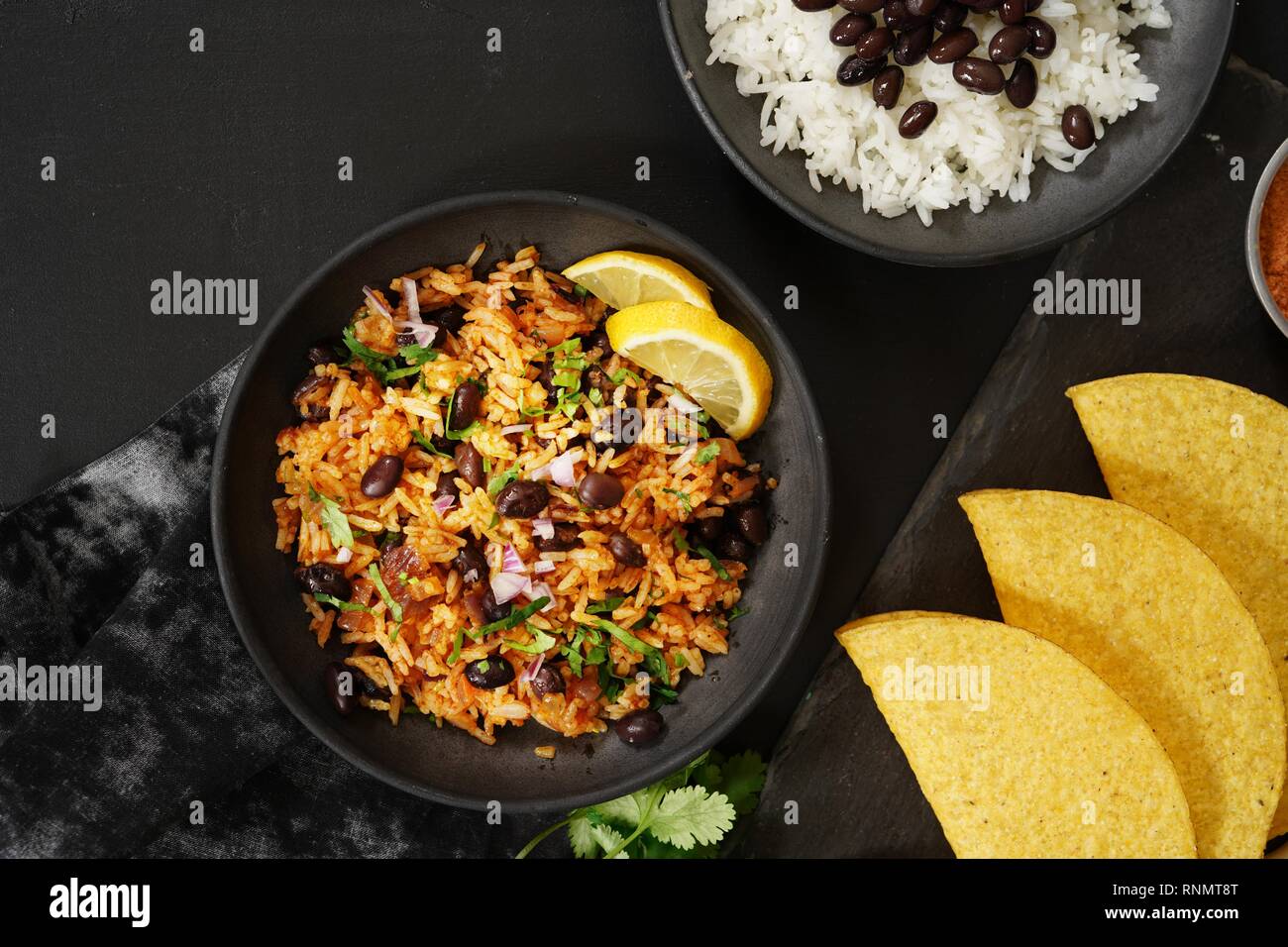 Le riz et les fèves coquilles à taco sur côté / repas mexicain vue aérienne Banque D'Images