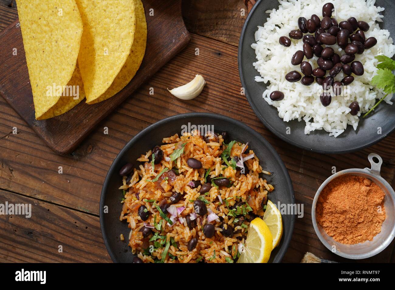 Le riz et les fèves coquilles à taco sur côté / repas mexicain vue aérienne Banque D'Images