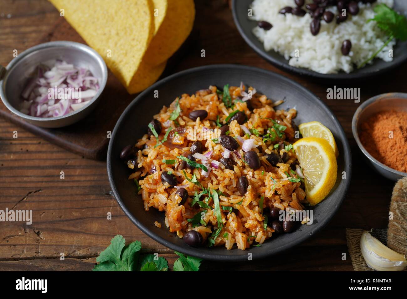 Le riz et les fèves coquilles à taco sur côté / repas mexicain Selective focus Banque D'Images
