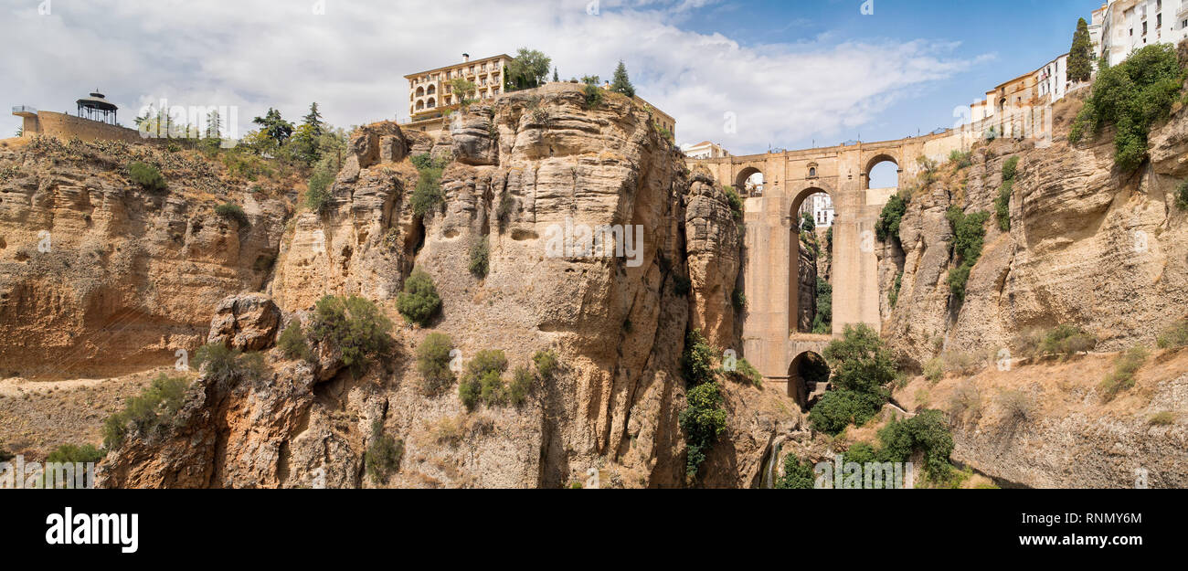 Beau paysage avec le pont Puente Nuevo sur gorges du Tage à Ronda Banque D'Images