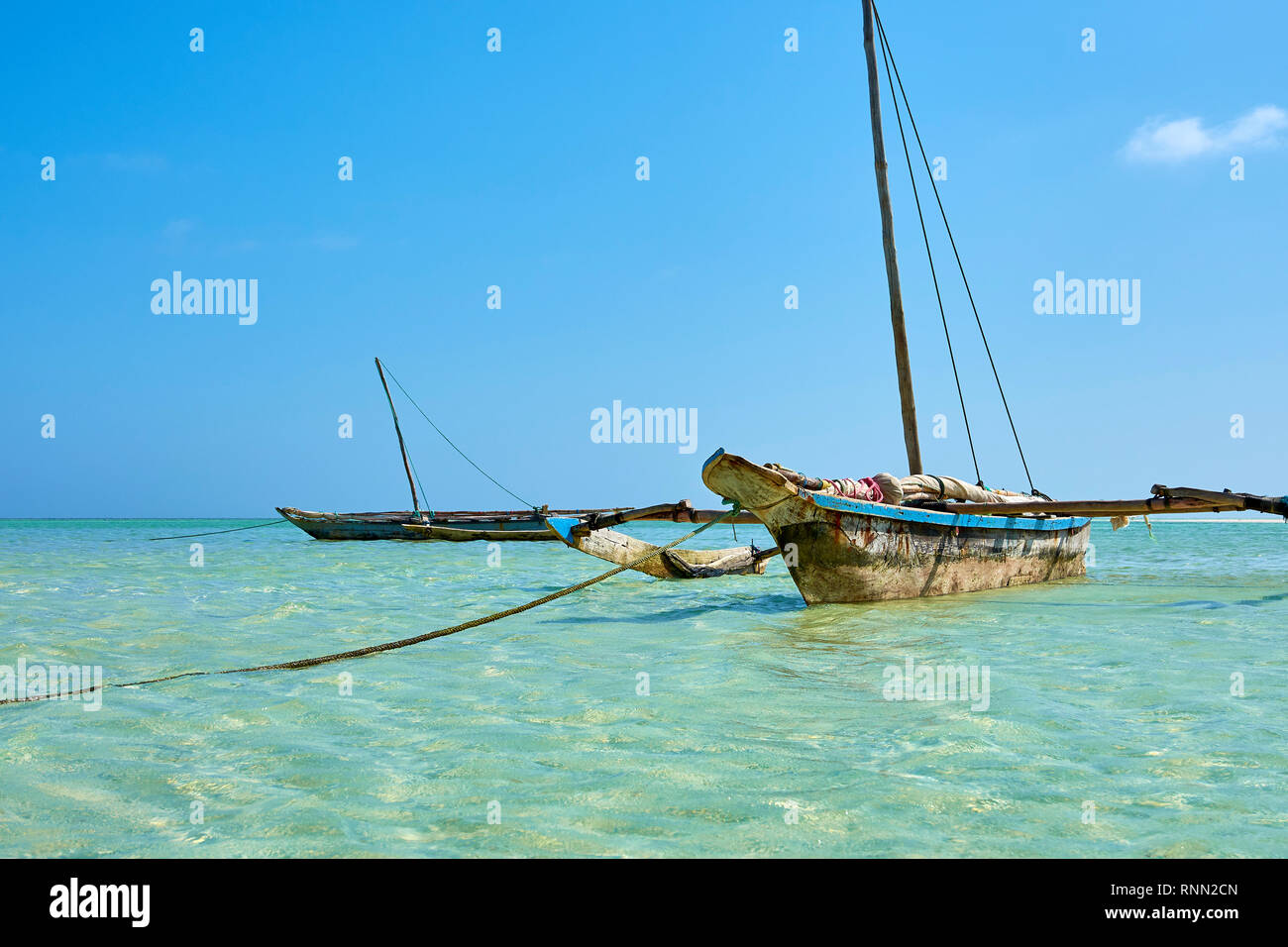 Avis d'un vieux bateau en bois ou en catamaran, ancré au large de la côte du Kenya en Afrique dans la mer limpide. Ciel bleu. Banque D'Images