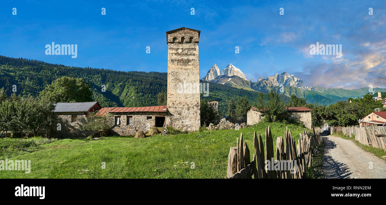 La tour médiévale en pierre maisons d'Lashtkhveri Svaneti, village dans les montagnes du Caucase, Upper Svaneti, Samegrelo-Zemo Svaneti, Mestia, Georgia. Unesco un Banque D'Images