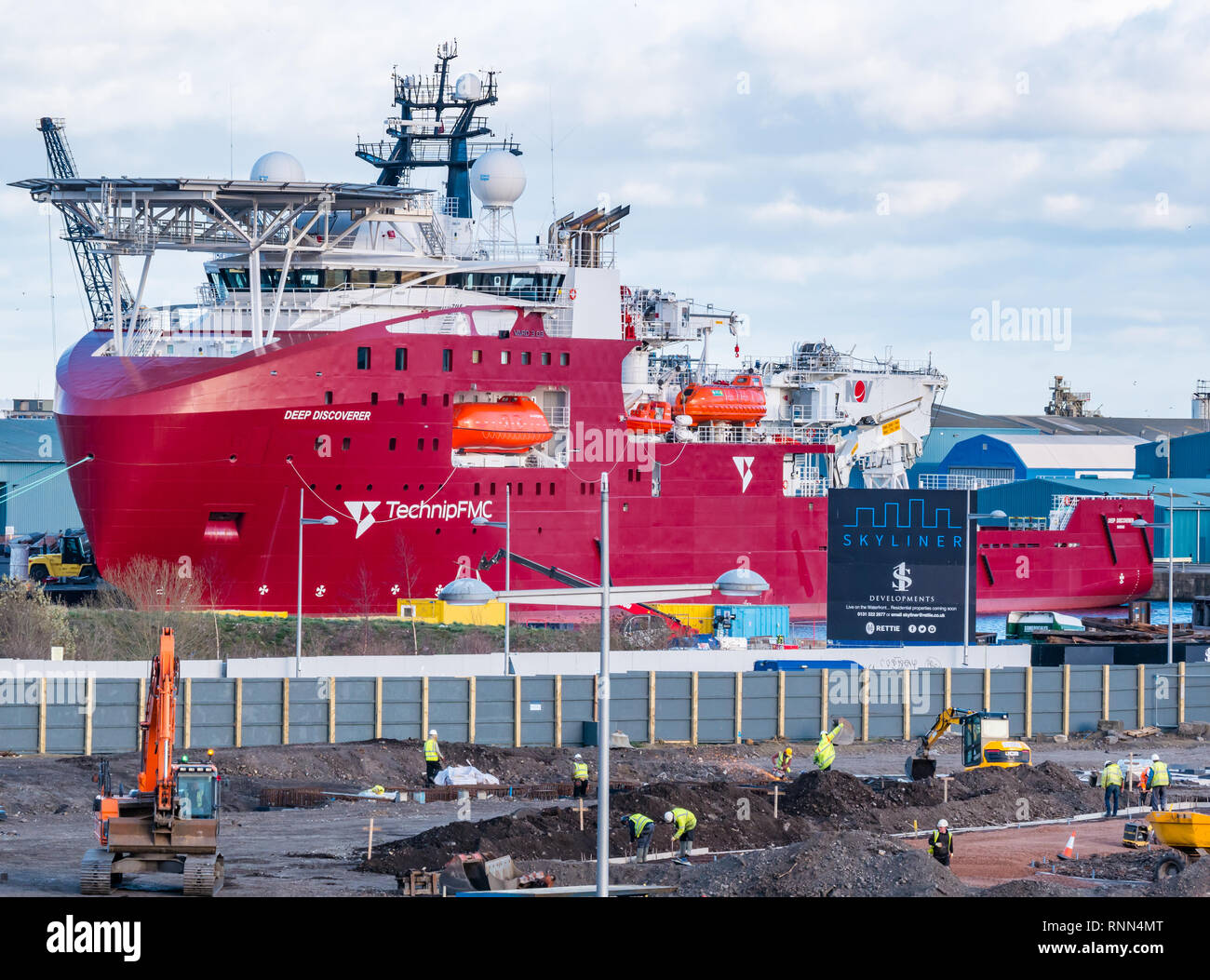 Les travaux de construction chantier , Waterfront Plaza avec une profonde Explorer le navire de ravitaillement offshore dans le port, Victoria Quay, Leith, Edinburgh, Ecosse, Royaume-Uni Banque D'Images