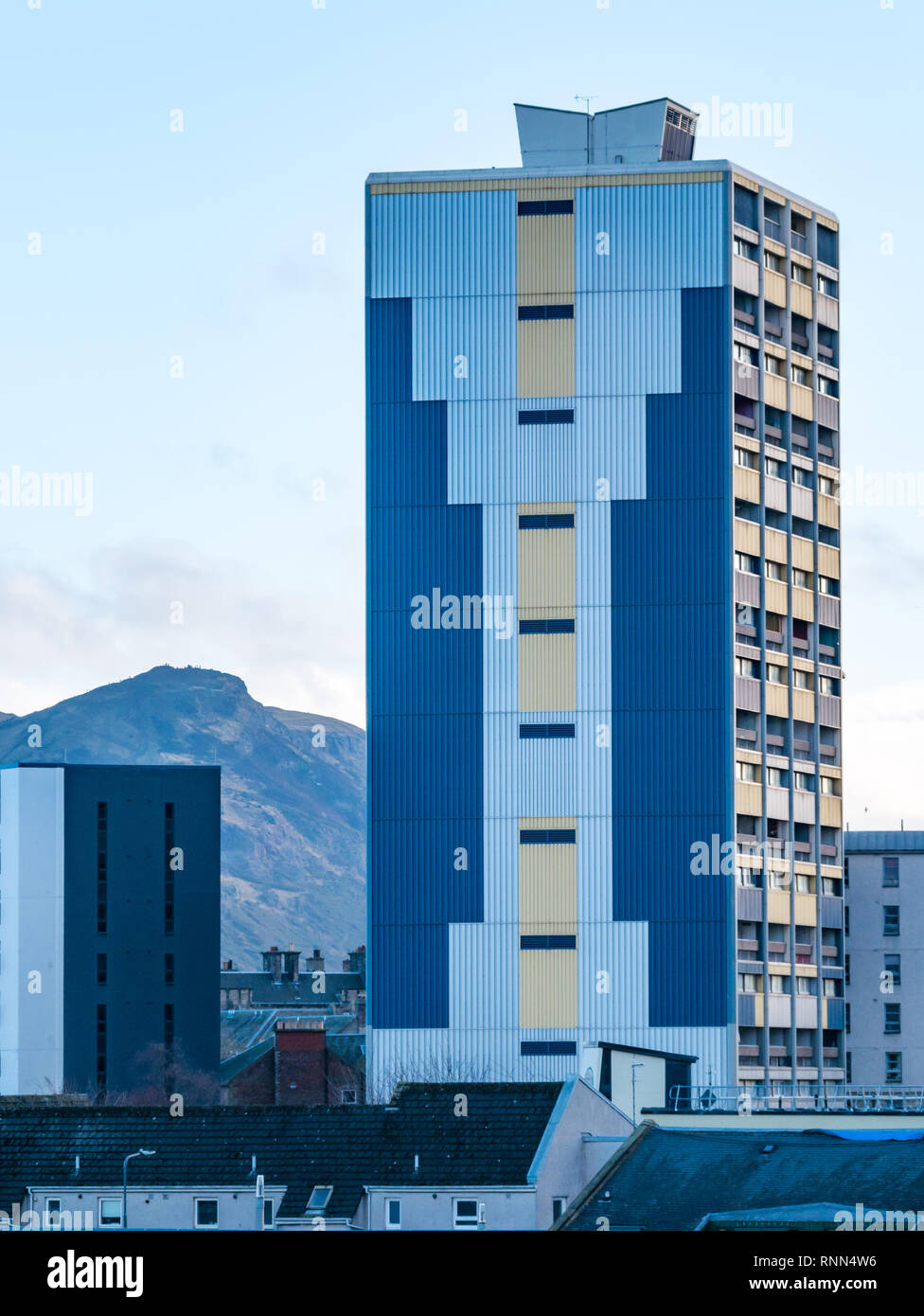La tour du Conseil de bloc d'appartements avec vue sur la colline Arthur's Seat, couper Stretet, Leith, Edinburgh, Ecosse, Royaume-Uni Banque D'Images
