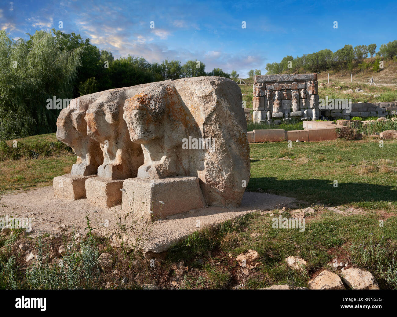Des statues de taureaux et Sedirli Ev Pınar ( Eflatunpınar) relief Hittite ancien monument et bassin sacré, et son relief Hittite de sculptures Hitt Banque D'Images