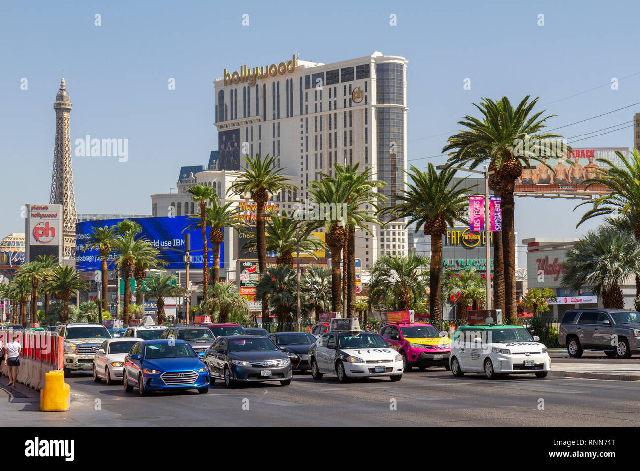 L'attente aux feux de circulation des voitures sur le Strip, Las Vegas, Nevada, United States. Banque D'Images