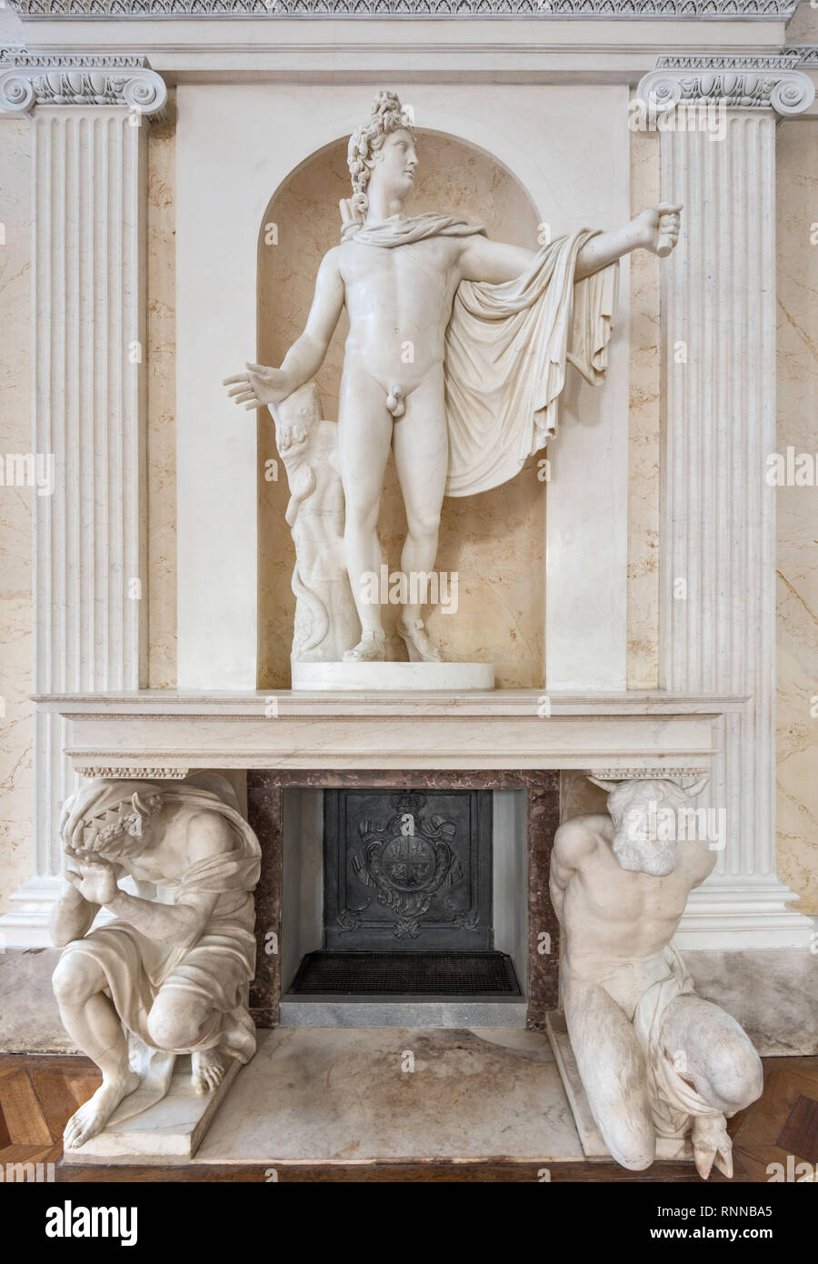 Apollo Belvedere, sculpture d'Antonio d'Este, statues de Satyr Marsyas et roi Midas, salle de bal, Palais sur l'eau, parc Lazienki à Varsovie, Pologne Banque D'Images