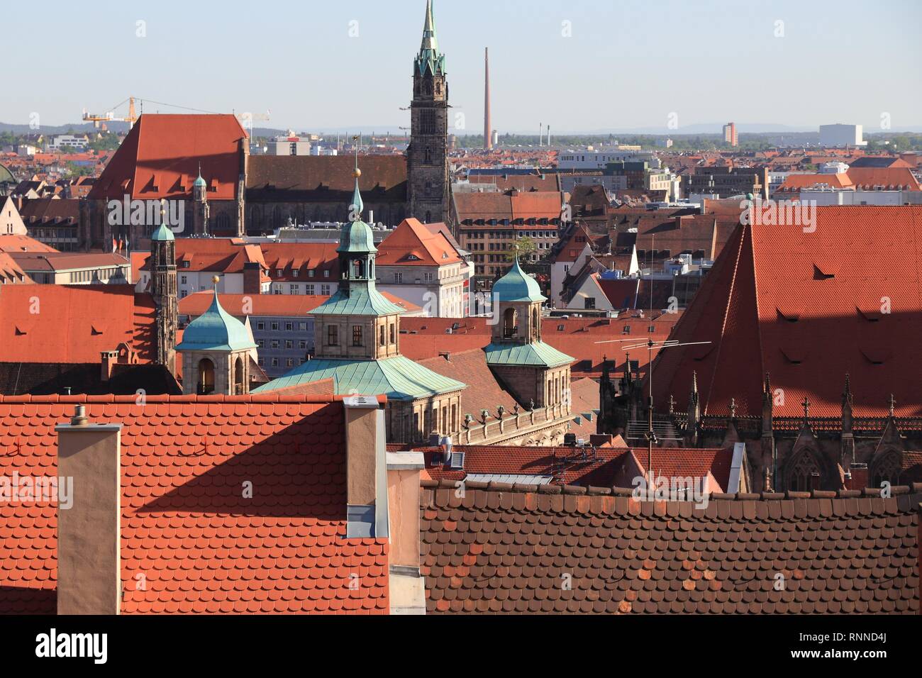 Nuremberg, Allemagne. Les toits de la vieille ville avec des tours d'église. Banque D'Images