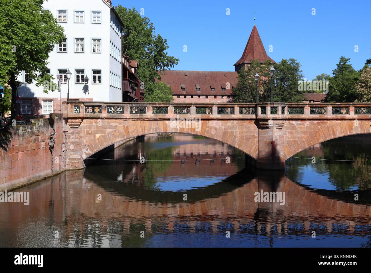 La ville de Nuremberg, Allemagne - rivière Pegnitz et Maxbrucke pont. Banque D'Images