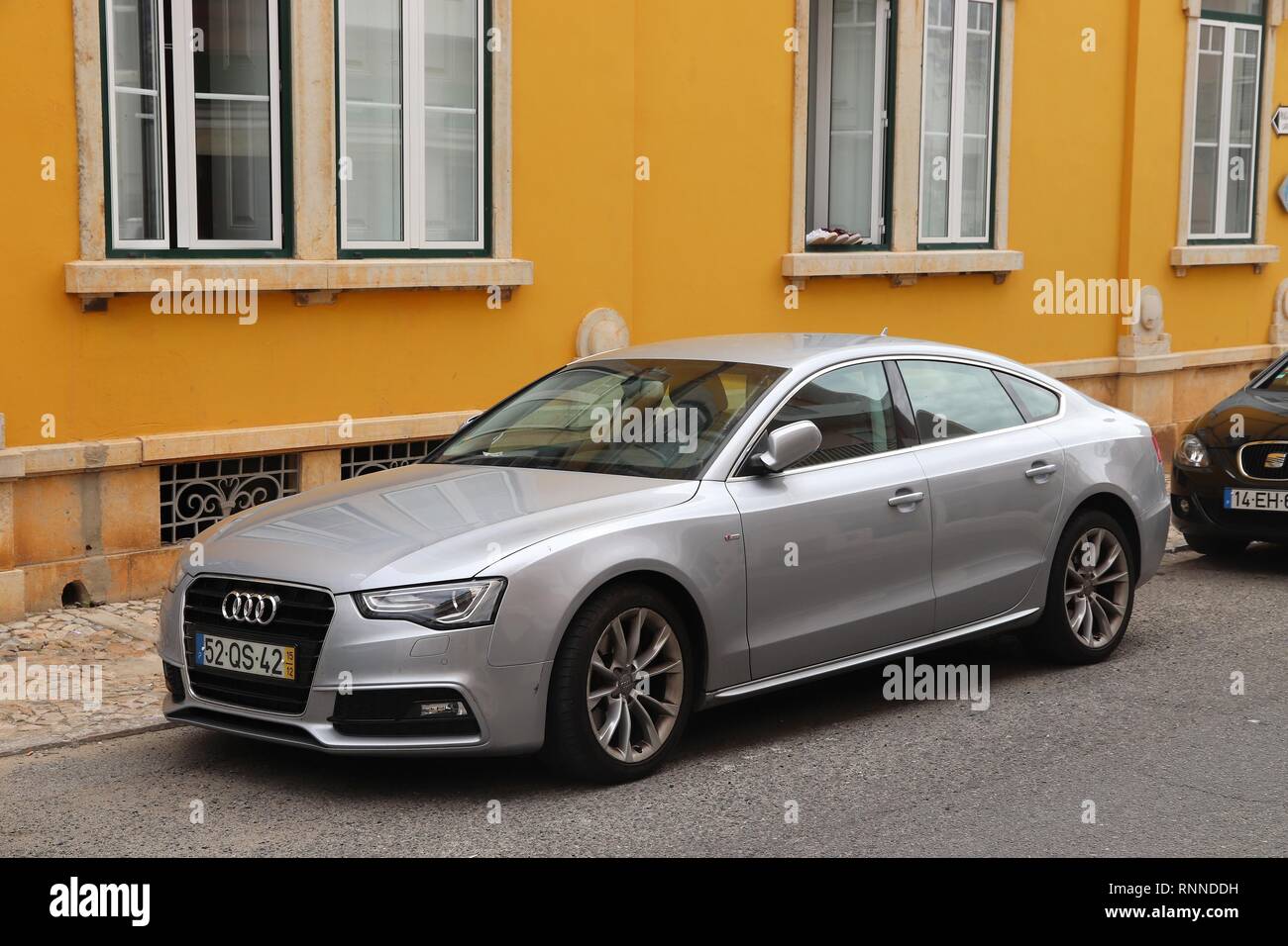 FARO, PORTUGAL - 30 MAI 2018 : Audi A5 Sportback berline voiture garée à Faro. Le Portugal a 470 véhicules automobiles immatriculés pour 1 000 habitants. Banque D'Images