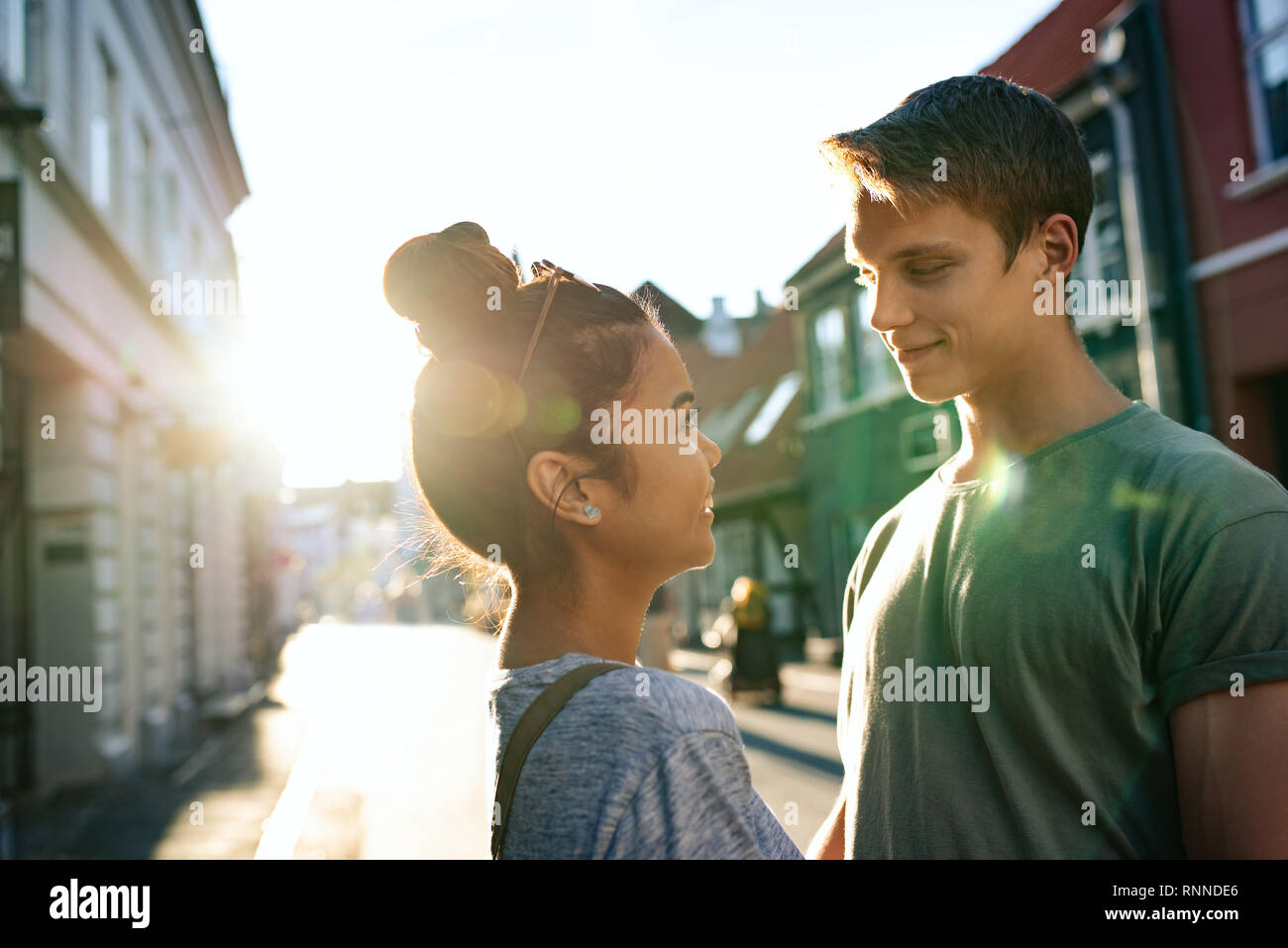 Young couple tout en se tenant bras dessus bras dessous ensemble sur une rue de la ville dans l'après-midi Banque D'Images