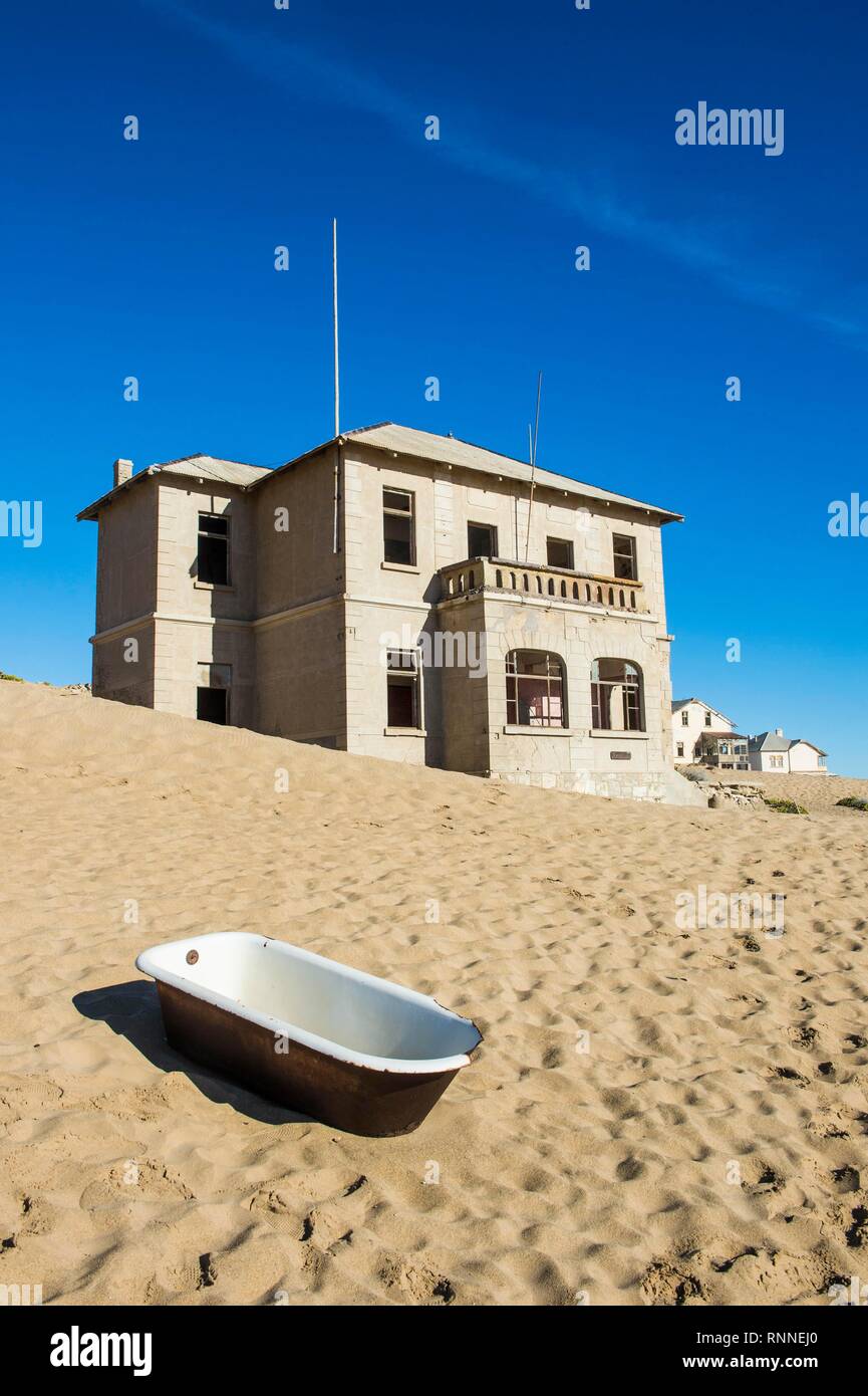 Baignoire debout dans le désert, ancienne ville minière Kolmanskop ou Coleman's Hill, près de Lüderitz, Namibie Banque D'Images