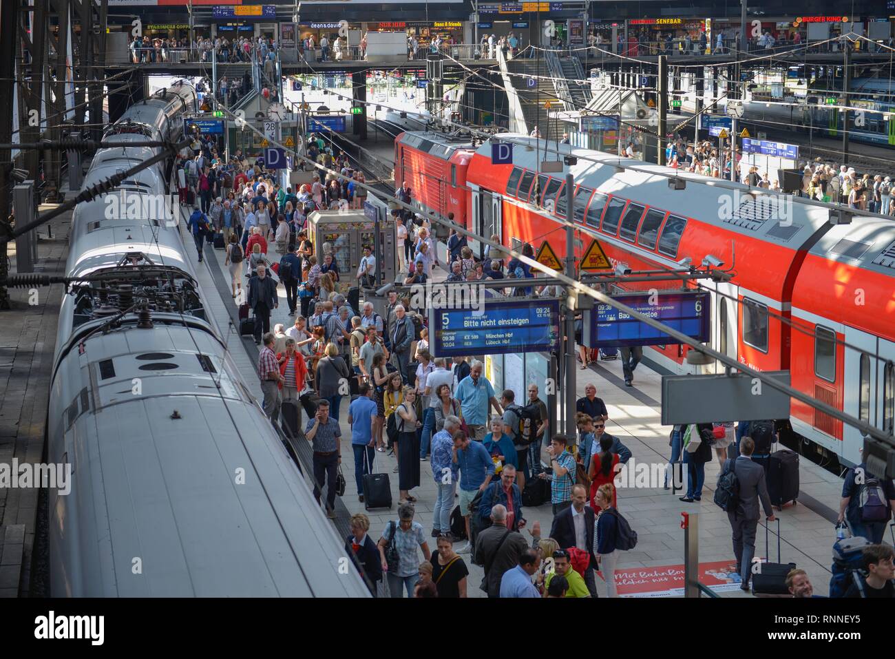 Et les trains de passagers sur la plate-forme, l'hôtel De la gare, gare principale, Hambourg, Allemagne Banque D'Images