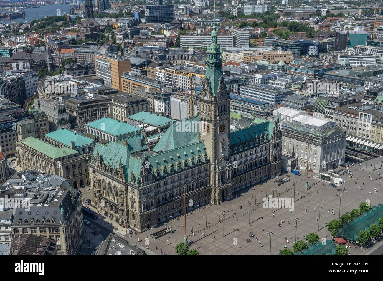 Vue sur la ville avec l'hôtel de ville, Rathausmarkt, Hambourg, Allemagne Banque D'Images