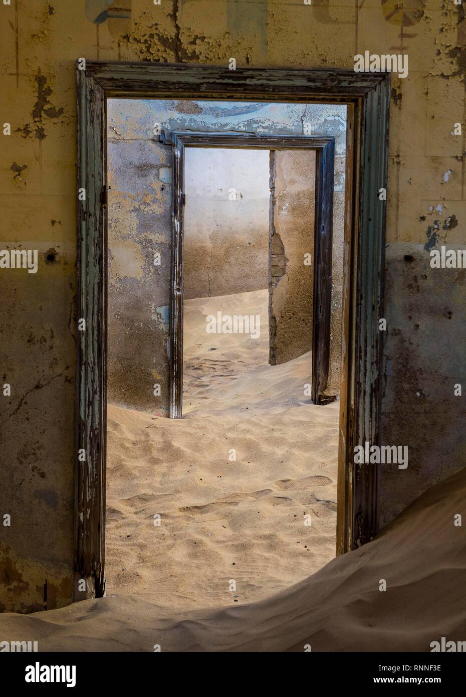 Du sable dans une vieille maison coloniale, ancienne ville minière Kolmanskop ou Coleman's Hill, près de Lüderitz, Namibie Banque D'Images