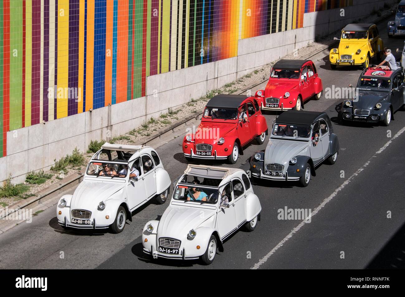 Défilé de voitures anciennes, colorées 2CV Citroën pour le 70e anniversaire de la voiture, Lisbonne, Portugal Banque D'Images