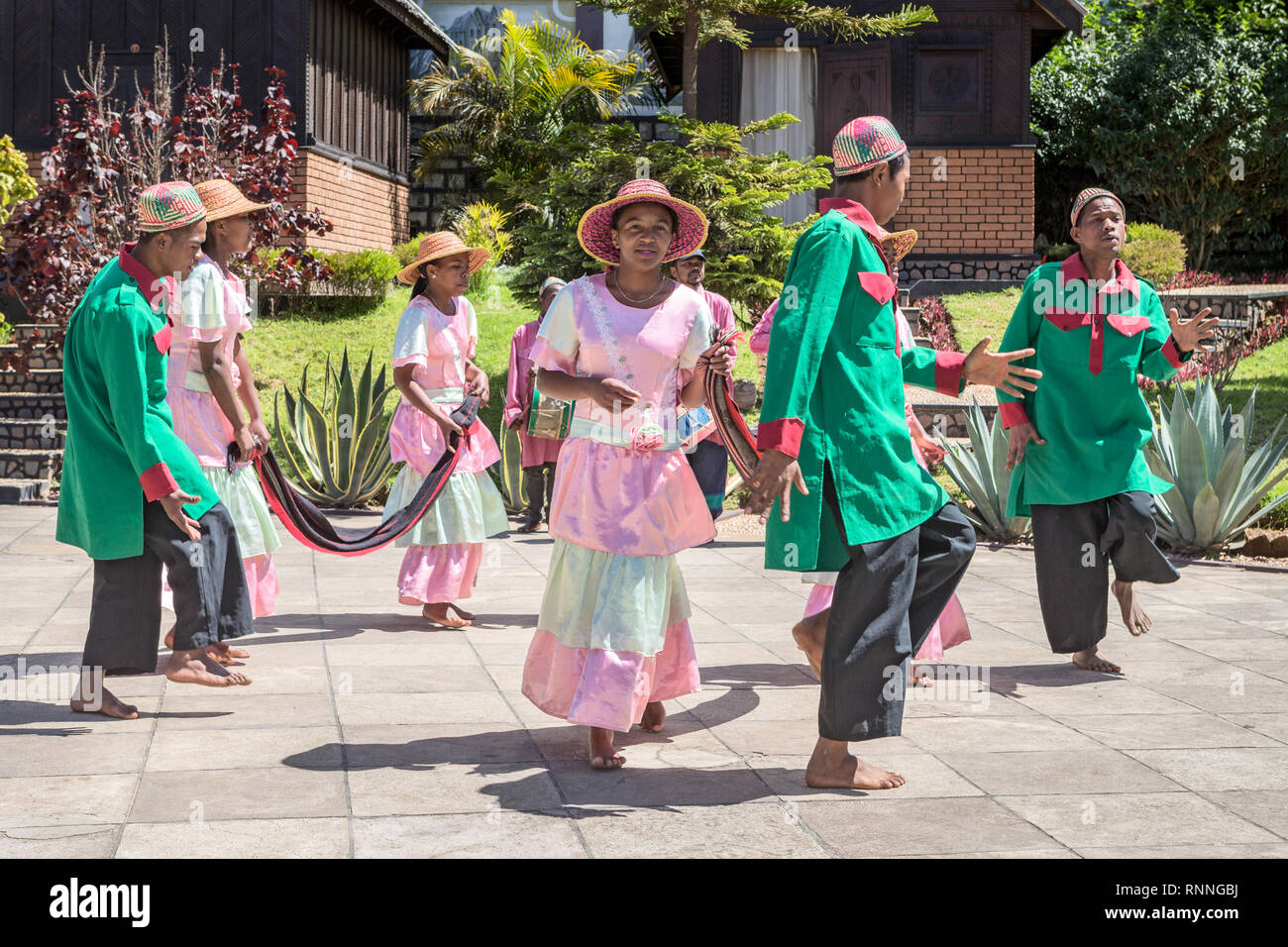 Vues sur la N7 route de Antsirtabe au Parc National de Ranomafana Madagascar - la danse folklorique Banque D'Images