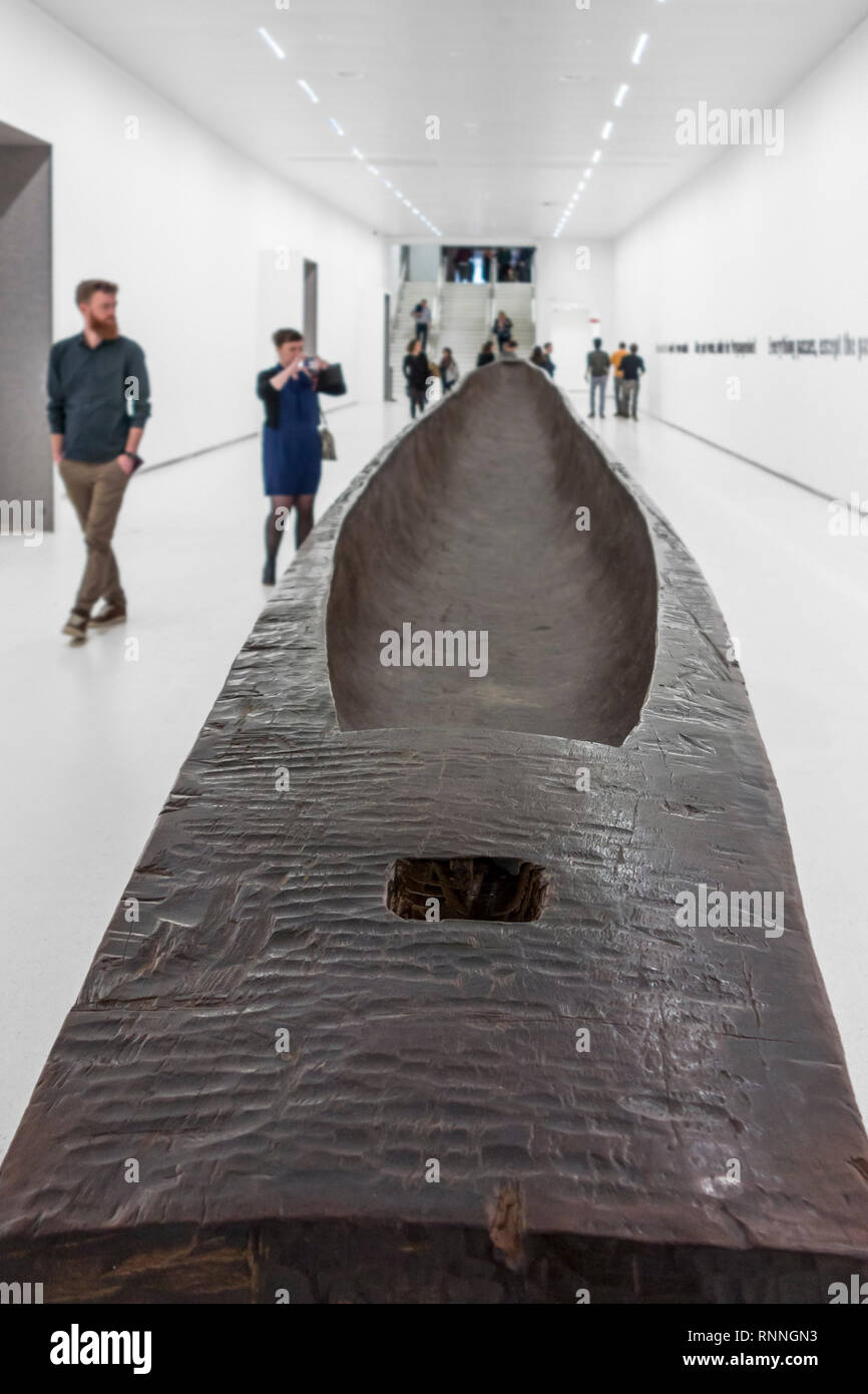 22 mètres de long / pirogue pirogue dans l'AfricaMuseum / Musée Royal de l'Afrique centrale, de l'ethnographie et d'histoire naturelle, musée de Tervuren, Belgique Banque D'Images