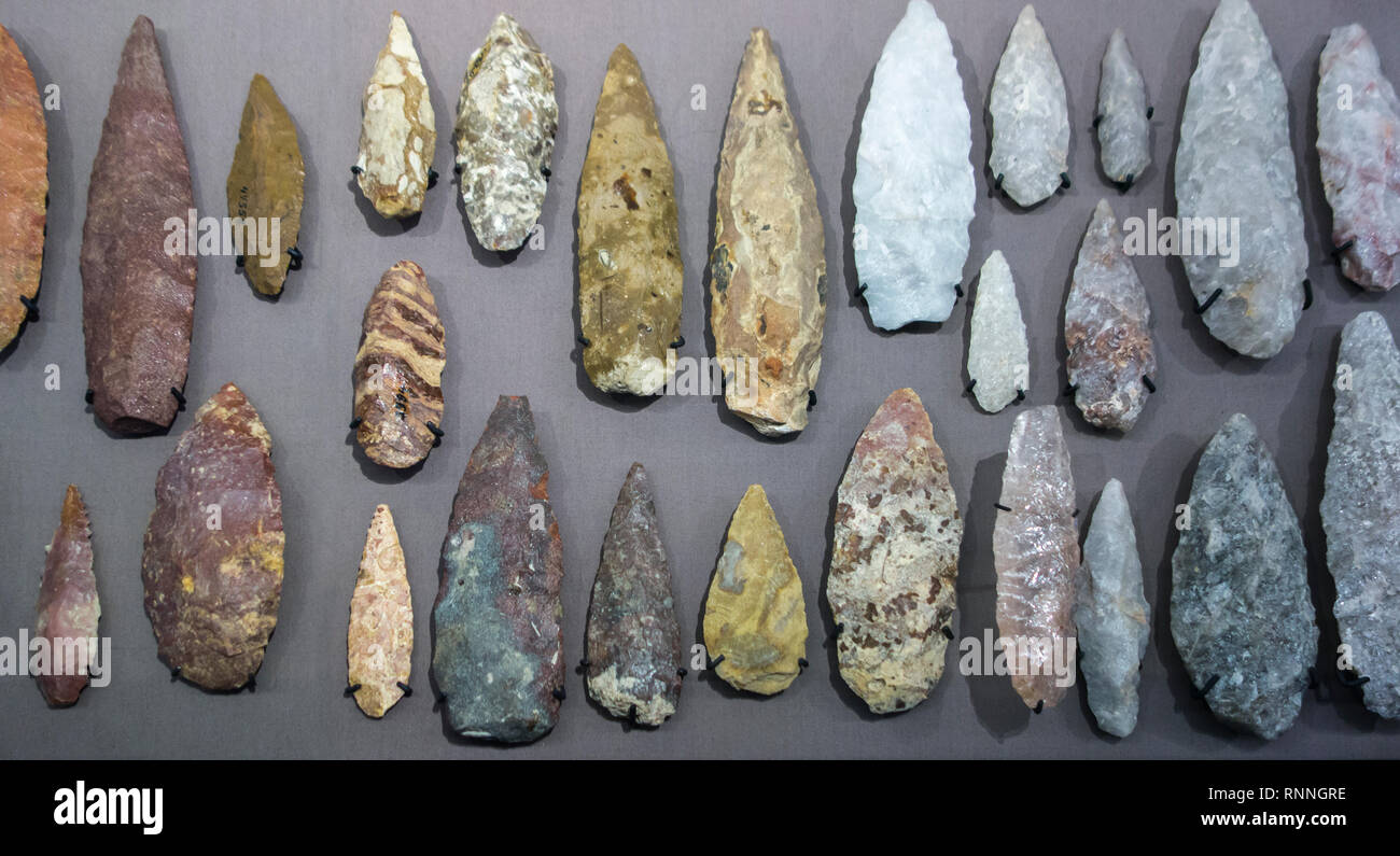 Collection de bi-Lupemban de pierre taillée, apparemment points conseils pour lancer ou poignardant spears du Lupemba Valley, Kasaï, Congo Banque D'Images