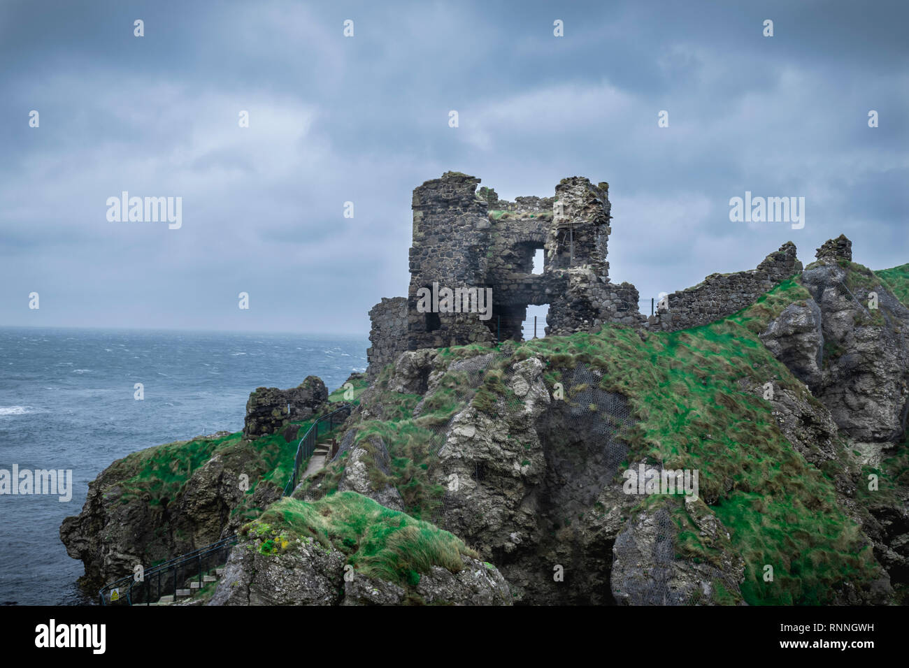 Ruines de château sur Kinbane Head sur la côte nord de l'Irlande du Nord Banque D'Images