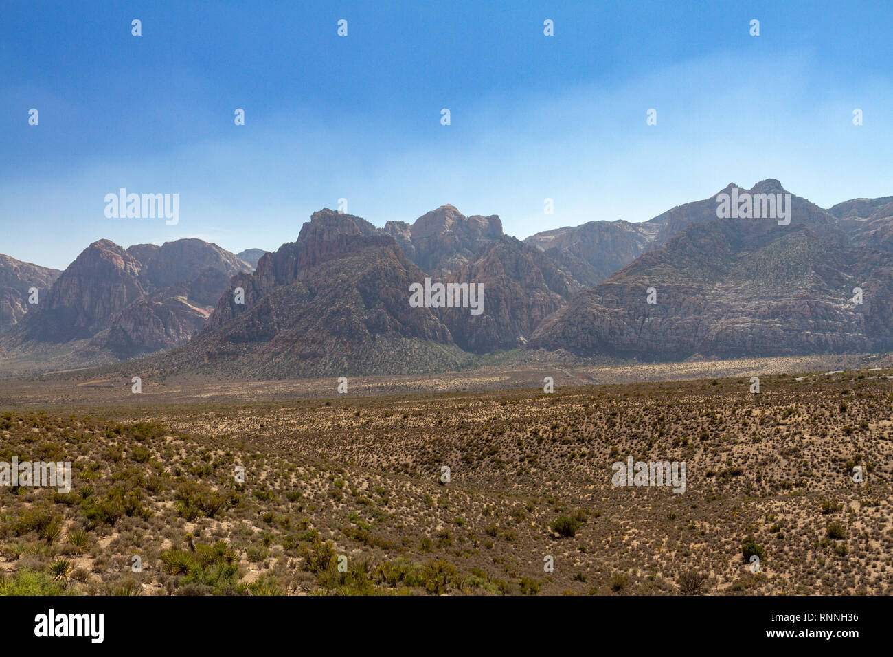 Voir environ au sud vers les montagnes au printemps, Red Rock Canyon National Conservation Area, Las Vegas, Nevada, United States. Banque D'Images