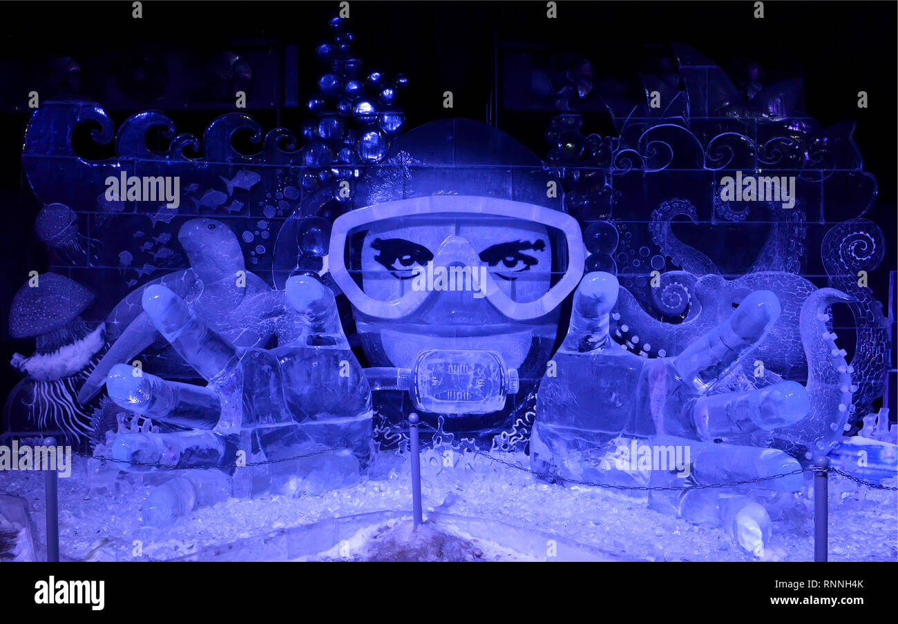 Sculpture de Glace Diver en masque. Banque D'Images