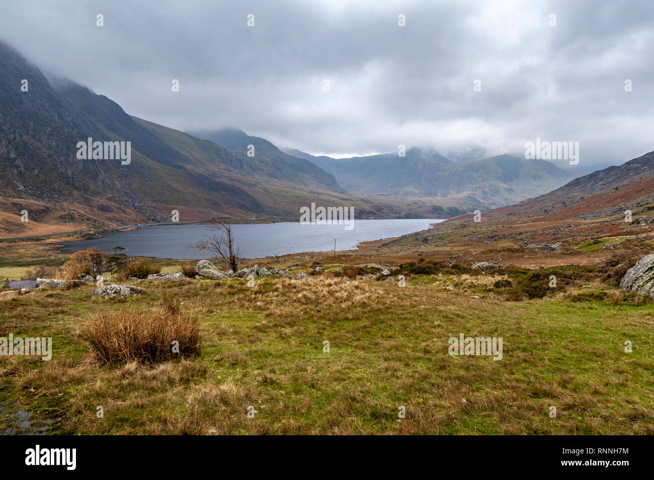 L'Ogwen Valley et Llyn Ogwen, avec une faible couverture nuageuse sur les sommets de l'Gylderau de montagnes. Le Parc National de Snowdonia Banque D'Images
