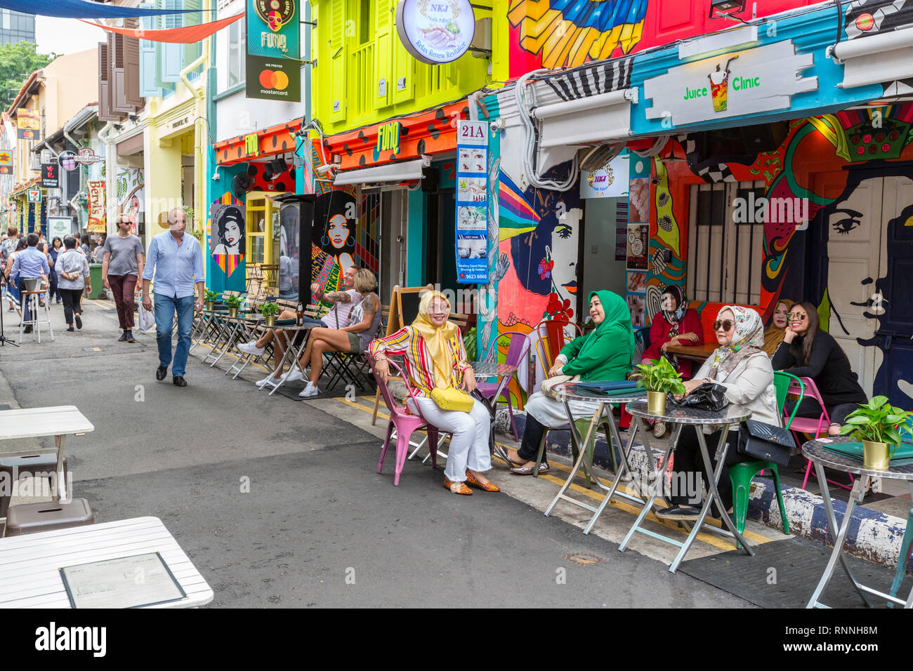 Les femmes de Singapour, Haji Lane, Kampong Glam, Singapour. Banque D'Images