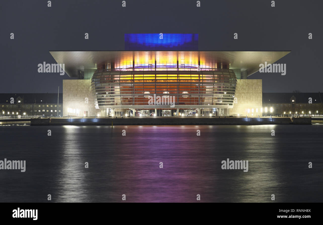 Copenhague, Danemark - 22 octobre 2018 : l'Opéra de Copenhague pendant la nuit. Banque D'Images