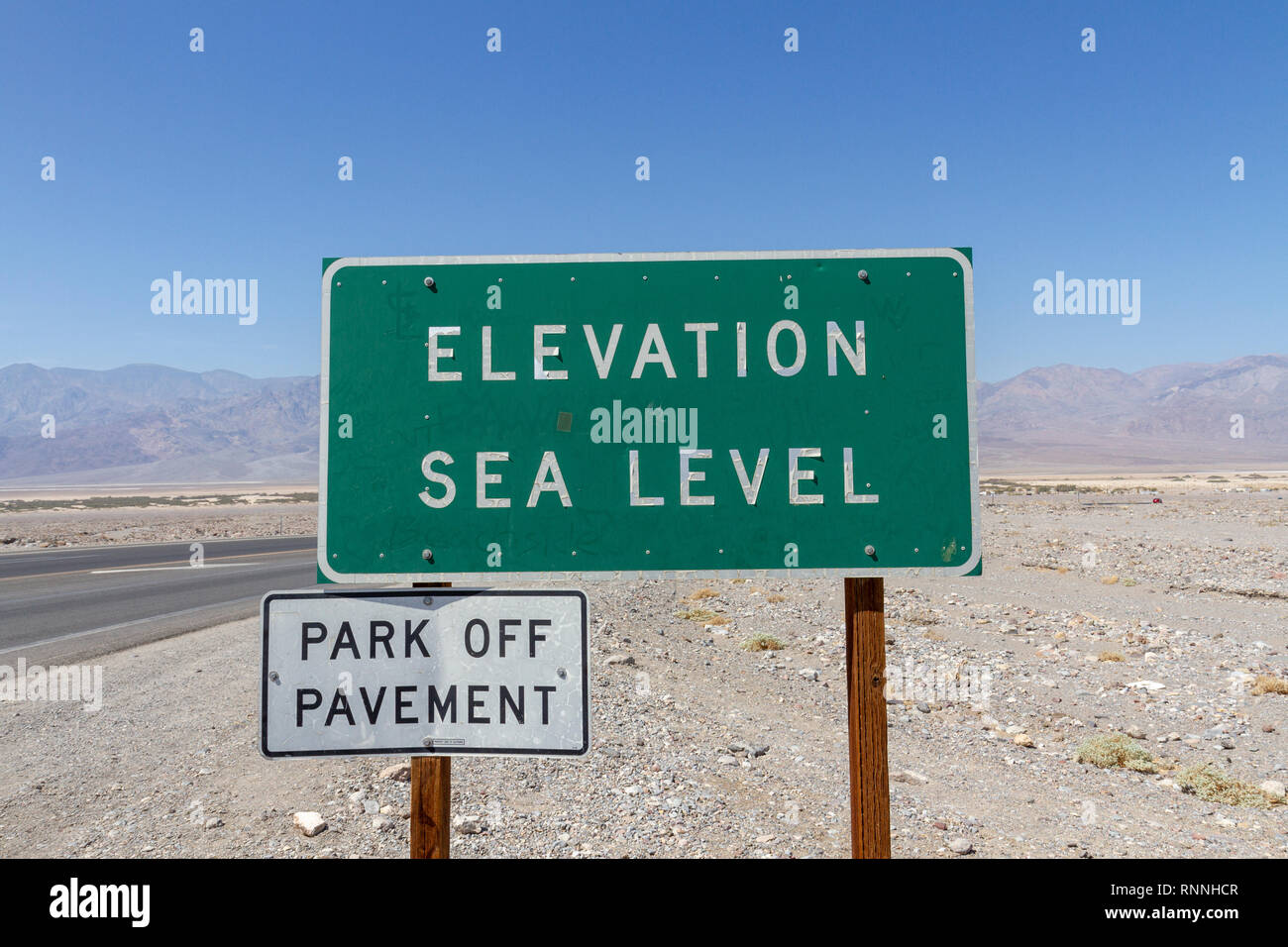 L'élévation du niveau de la mer' 'road sign in Furnace Creek, Death Valley National Park, California, United States. Banque D'Images