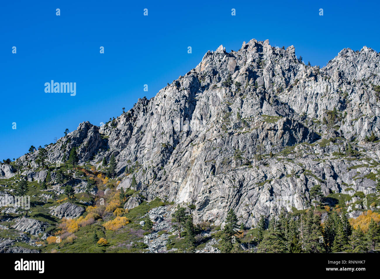 États-unis, Californie, Comté d'El Dorado, Lake Tahoe Bassin : monolithe de granit au-dessus de trail à Eagle Lake. Banque D'Images