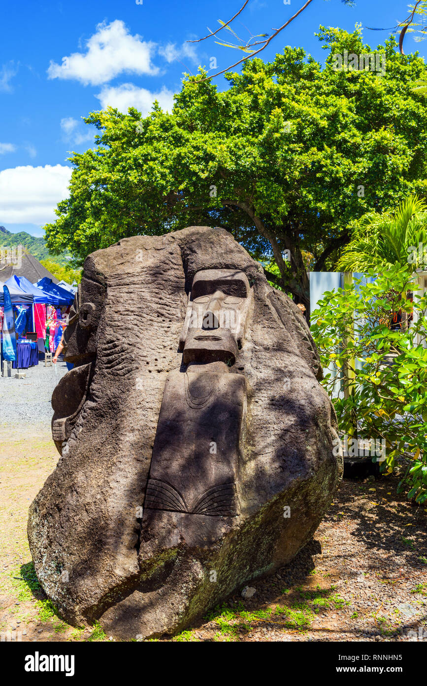 ARUTANGA, Aitutaki, ÎLES COOK - 30 septembre 2018 : vu l'énorme sculpture sur pierre. Avec focus sélectif. La verticale Banque D'Images