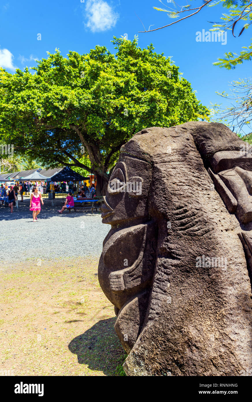 ARUTANGA, Aitutaki, ÎLES COOK - 30 septembre 2018 : vu l'énorme sculpture sur pierre. Avec focus sélectif. La verticale Banque D'Images