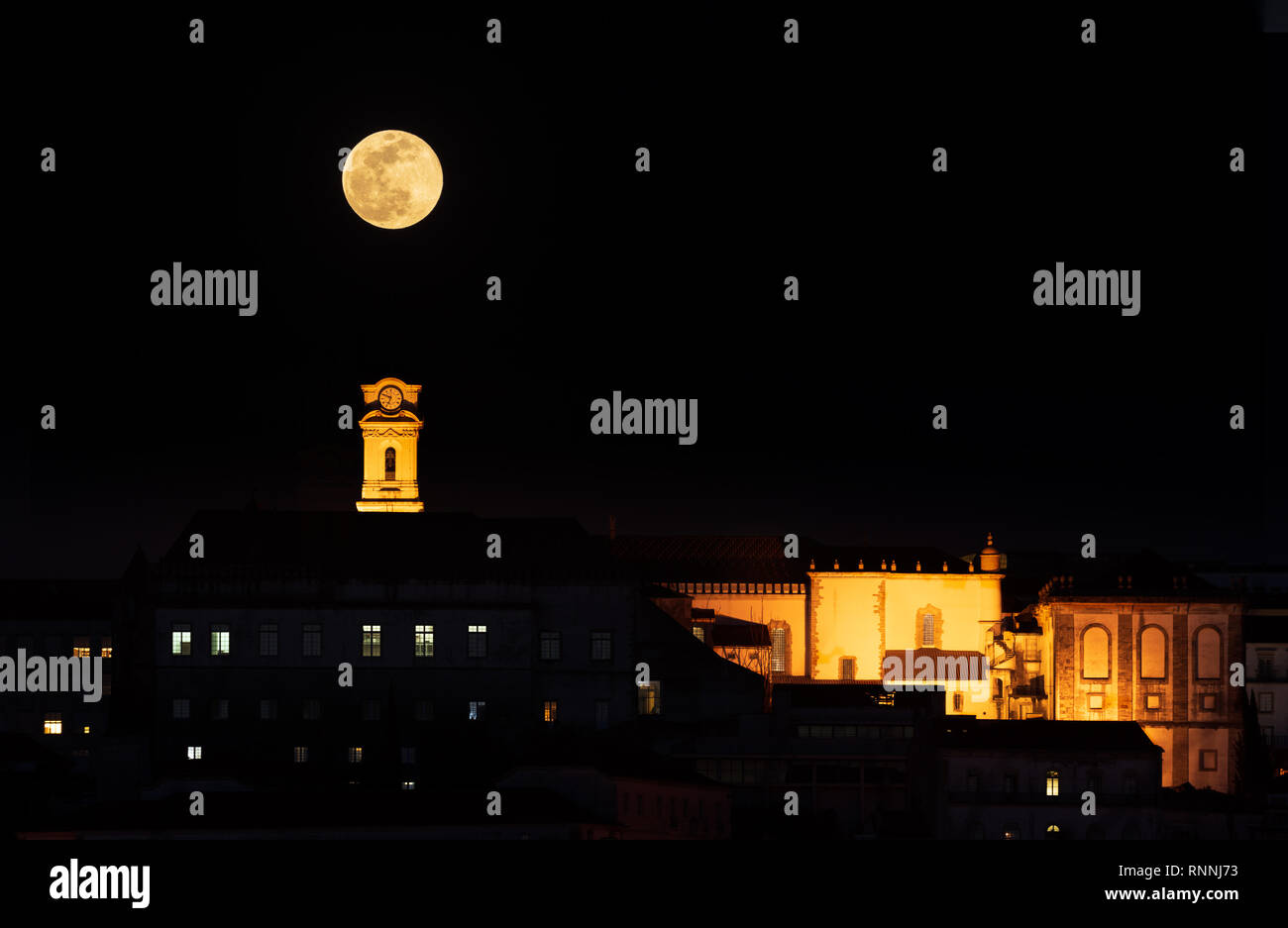 Super pleine Lune à Coimbra, Portugal. Banque D'Images