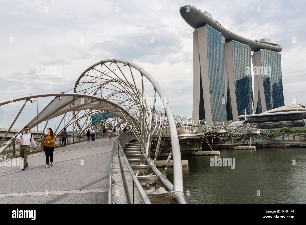 Helix Bridge en premier plan, Marina Bay Sands en arrière-plan, à Singapour. Banque D'Images