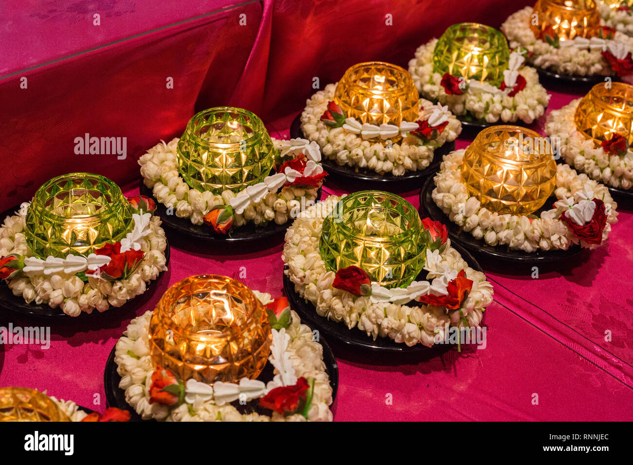 Bougies, Buddha Tooth Relic Temple, Singapour. Banque D'Images