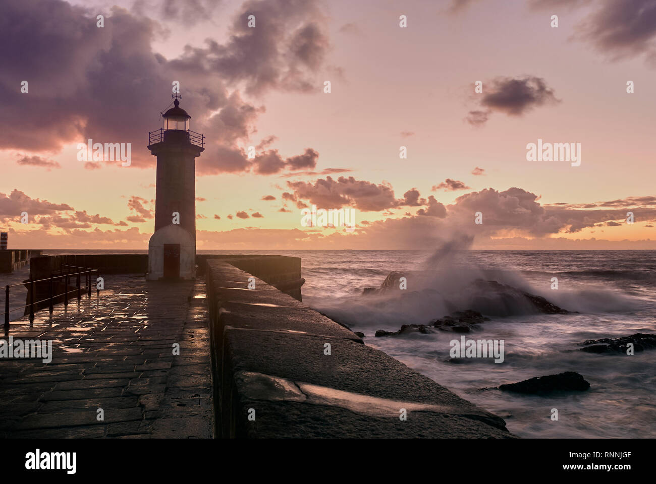 Le phare sur la fin de la jetée à sunsethour Banque D'Images