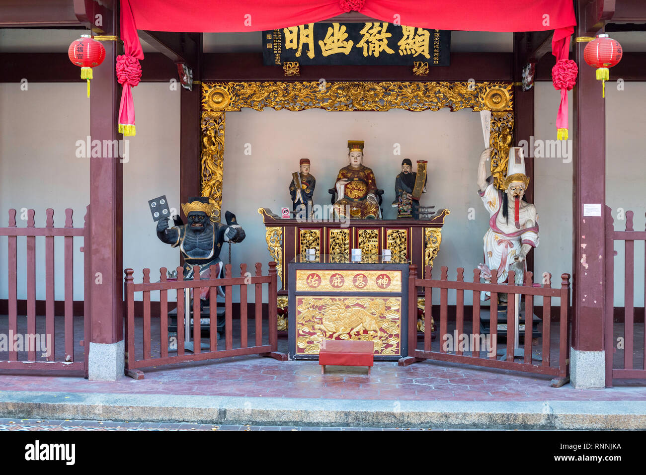 Singapour Thian Hock Keng Temple taoïste, Statue de Magistrat Ville Cheng Huang, flanqué par le général Xie sur la droite, le général Fan sur la gauche. Banque D'Images