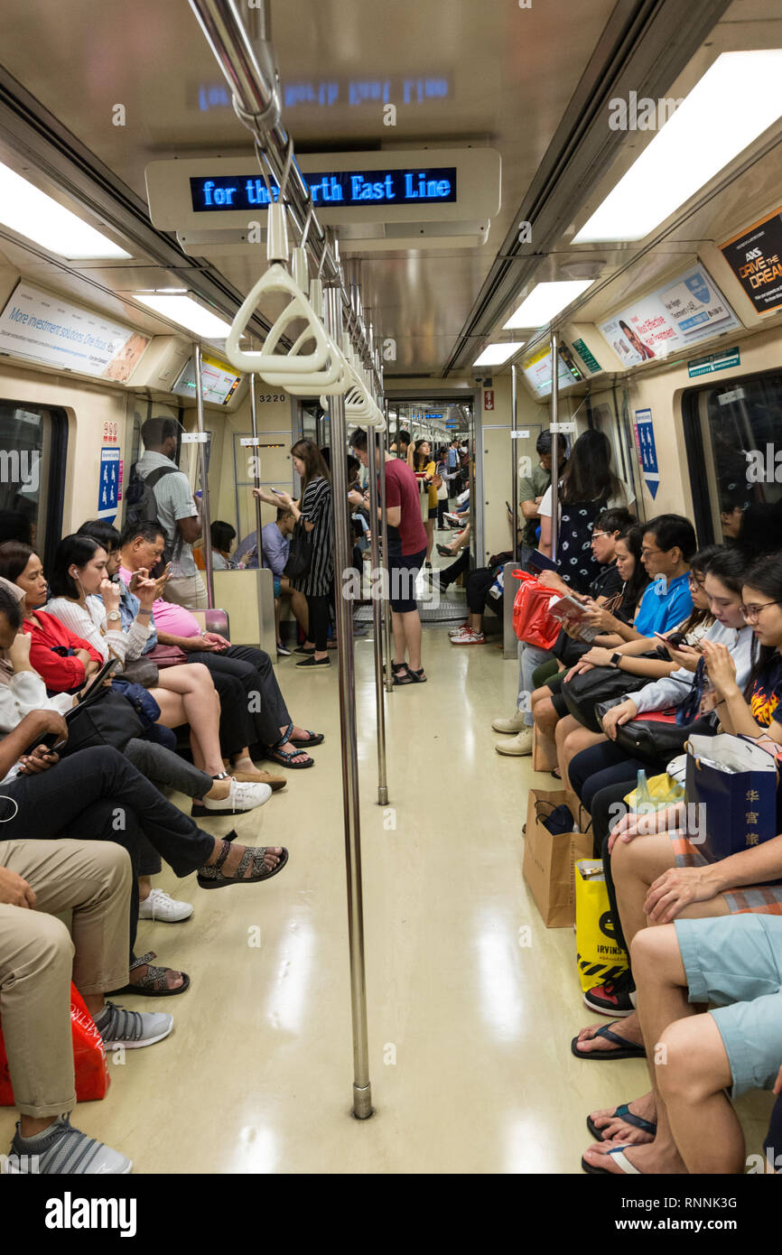 Singapour, MRT Mass Rapid Transit, les passagers en transit. Banque D'Images