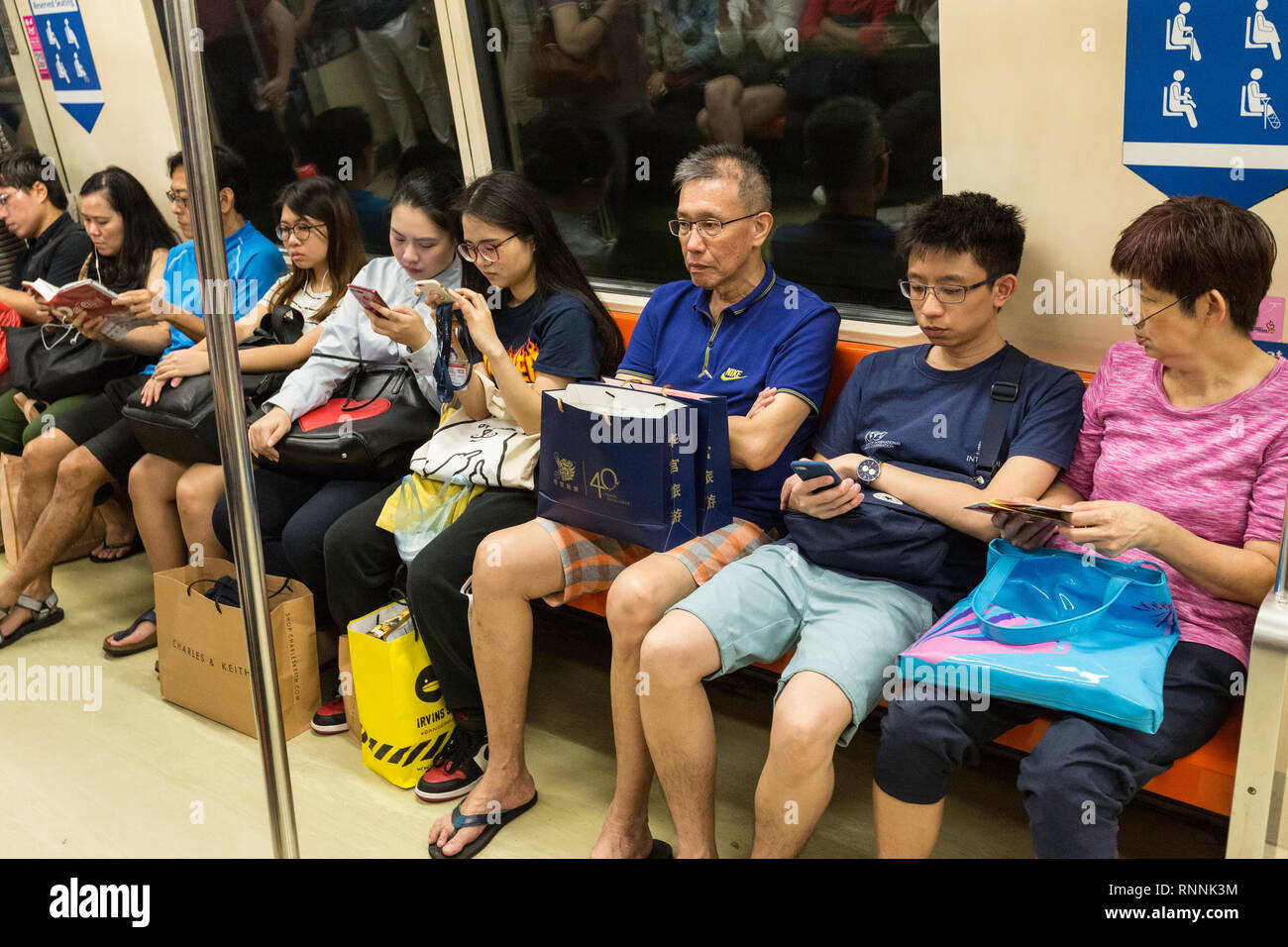 Singapour, MRT Mass Rapid Transit, les passagers en transit. Banque D'Images