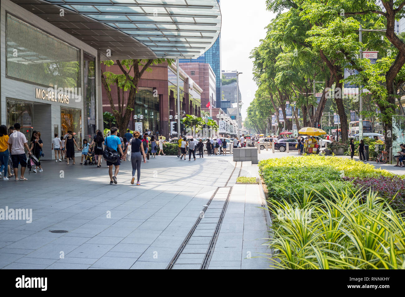 Singapour, les piétons dans la rue Orchard Street Scene. Banque D'Images